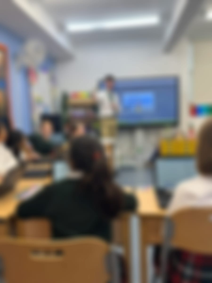 A KS2 teacher leading a Flosendo lesson