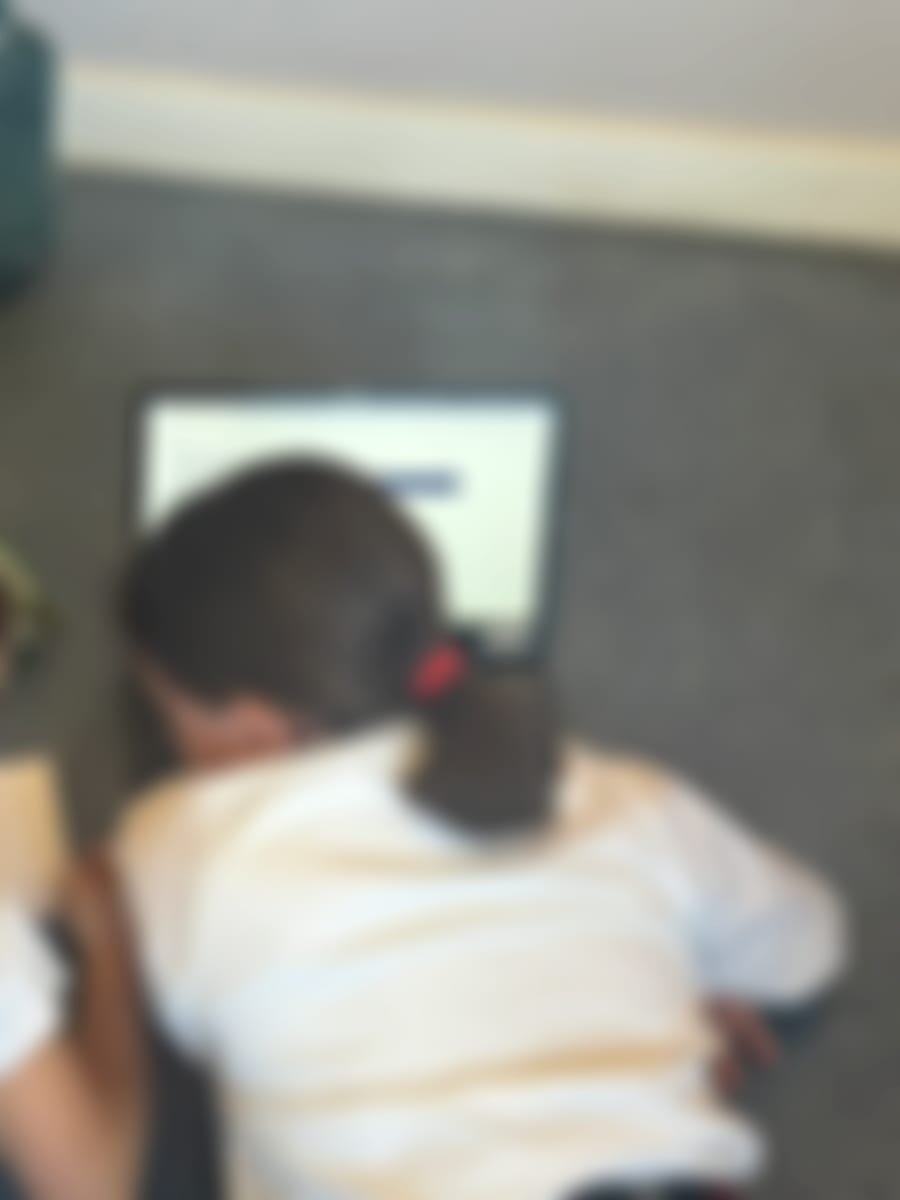 Two students working together on Flosendo
